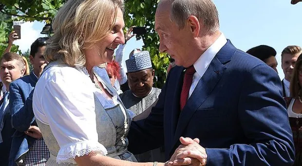 Экс-глава МИД Австрии, с которой танцевал Путин, поселилась в Рязанской области