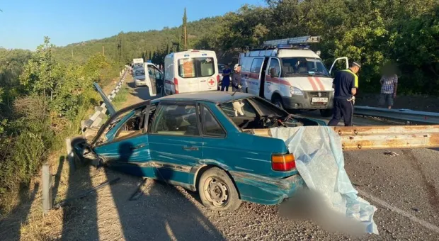 В Крыму автомобилист на полной скорости врезался в отбойник и погиб