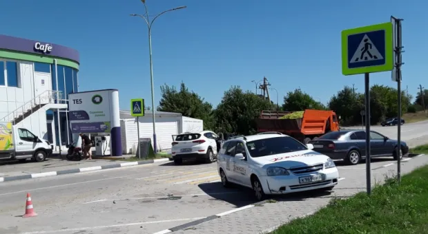 КамАЗ столкнулся с двумя автомобилями в Севастополе