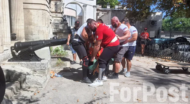 Севастопольские силачи на руках занесли в музей ЧФ тяжелые исторические пушки