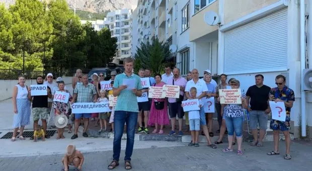 Жители скандального крымского пансионата «Парковое» ищут помощи у Путина