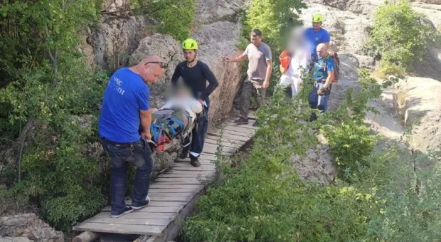 Спасатели эвакуировали туристку с травмой с Крымских гор