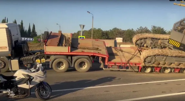 В Севастополе кран не удержался гусеницами за грузовик