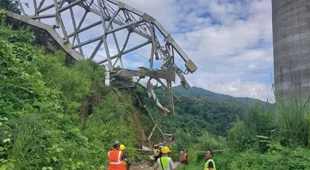 Десятки человек погибли при обрушении строящегося моста 