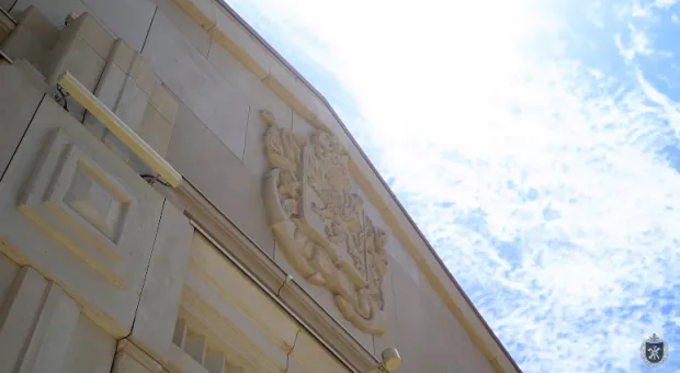 Фасад здания в Новом Херсонесе украсил имперский герб Севастополя