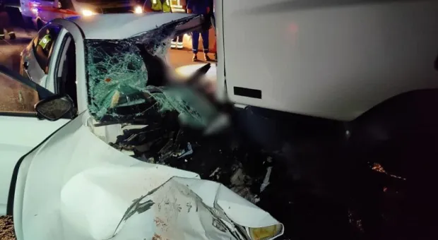 В столкновении легковушки и грузовика на востоке Крыма погиб один из водителей