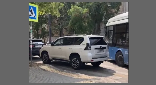 Мастер парковки заблокировал движение в центре Севастополя