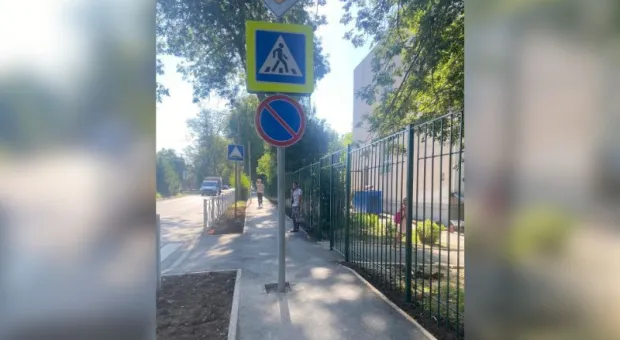 В Крыму дорожный знак вырос посреди узкого тротуара