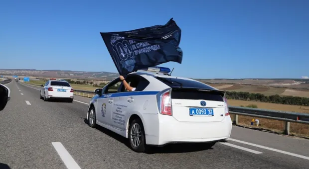 Севастопольские полицейские приняли от крымских коллег праздничный флаг