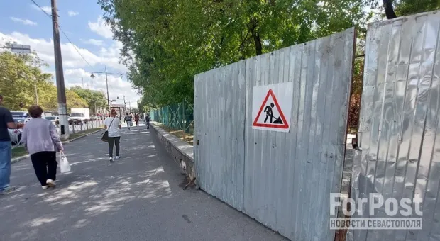 Забор вокруг сквера Тренёва в столице Крыма переполошил горожан