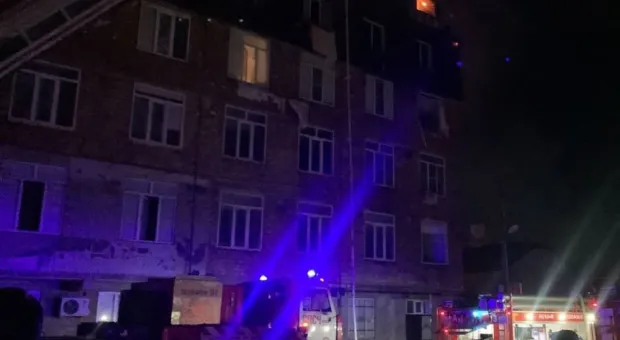 Очевидцы сняли на видео крики людей на верхних этажах горящего дома