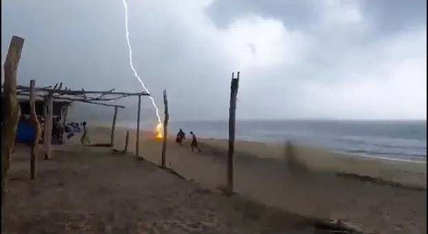 Пляжники сняли на видео молнию, которая поразила двух человек