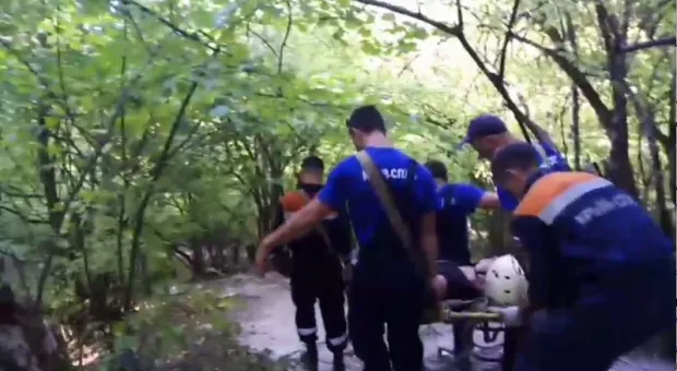 Мужчину с травмированной ногой спасатели спустили с Крымских гор