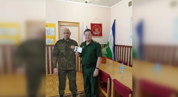 Чиновники дорисовали фото с вручением награды военному, который умер