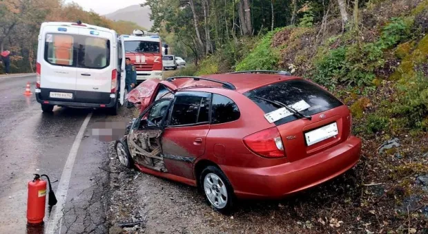Водитель легковушки погиб в лобовом столкновении с грузовиком на крымском серпантине