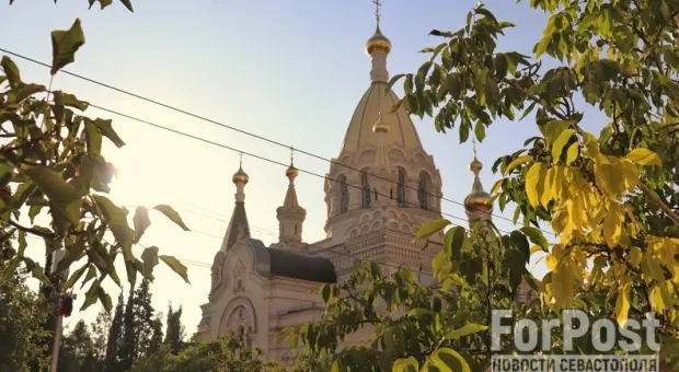 У собора в центре Севастополя отдыхал бездомный со свастикой на груди