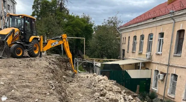 Ремонт подпорных стен у старинных домов в Севастополе вызвал вопросы