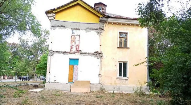 Дом с рухнувшей верандой в Крыму до сих пор не восстановили