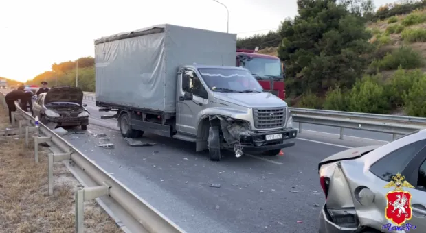В Севастополе водитель грузовика таранил припаркованные авто