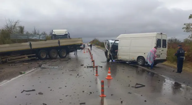 В Крыму микроавтобус разбился о бортовой грузовик: один человек погиб