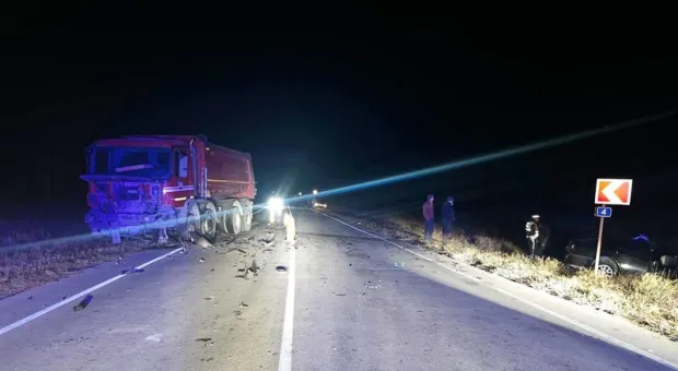 Водитель легковушки погиб под колёсами самосвала в Крыму