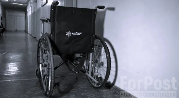 Инвалид-колясочник из Крыма не может попасть в квартиру без помощи соседей