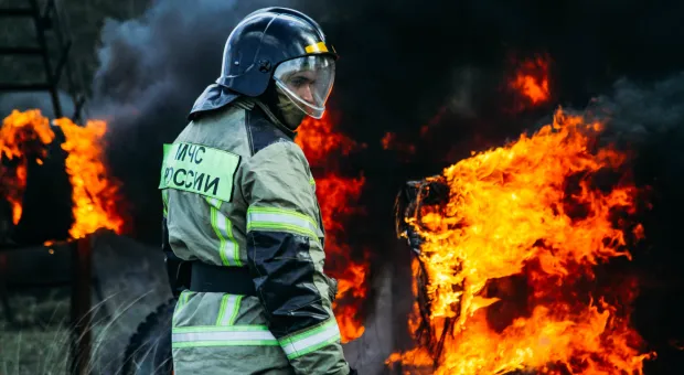 В Севастополе мусор горел по самую кровлю дома