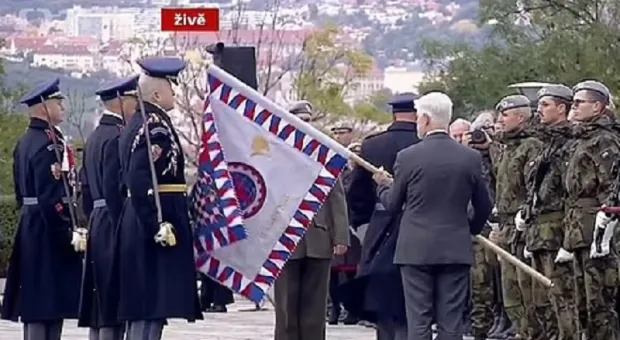 Президент Чехии во время церемонии сбил фуражку с военного