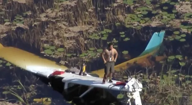 Самолёт с пилотом упал в болото, кишащее аллигаторами