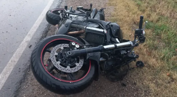 Мотоциклист насмерть сбил женщину на подъезде к столице Крыма