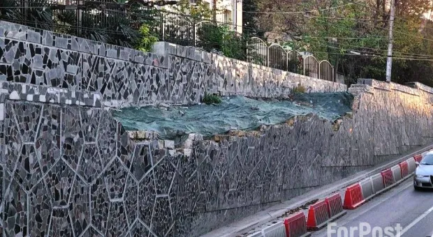 Полуразобранная стенка на подъеме к площади Восставших кренится все сильнее 