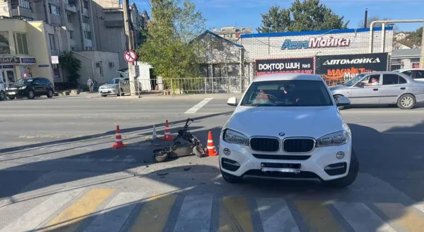 В Севастополе человек на электросамокате пошел на таран BMW 