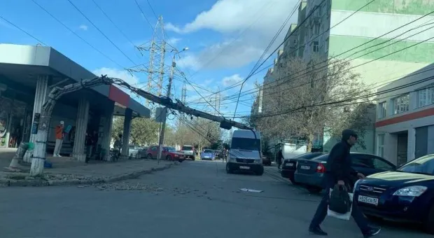 Последствия непогоды в Крыму: ураганный ветер валил деревья и гнул столбы