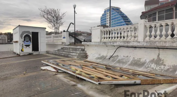 В Севастополе шторм повредил причал и вновь разбил плитку на пляже Хрустальном