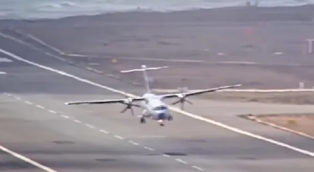 Самолёт, подпрыгивающий на полосе, попал на видео