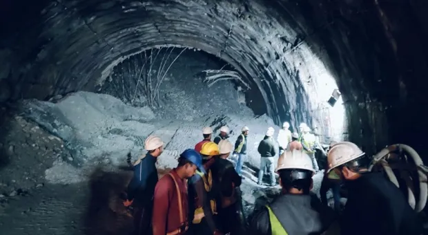 Десятки рабочих оказались в западне из-за обрушения тоннеля