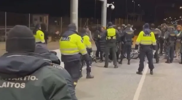 Финские пограничники применили газ против мигрантов на границе с Россией