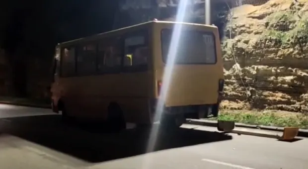 В Севастополе легковушка догнала пассажирский автобус