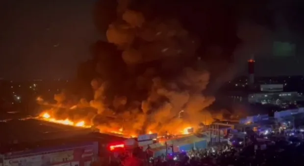 В Сети показали кадры пожара на крупнейшем вещевом рынке Ростова