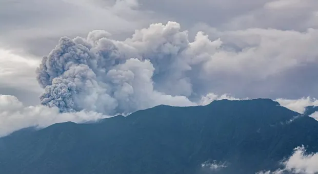 Десятки человек оказались в западне из-за извержения вулкана