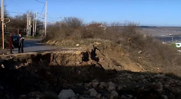 В Севастополе оползень съедает дорогу к крепости Чембало 