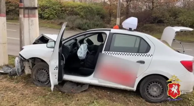 В Севастополе авто с пассажирами врезалось в массивный столб