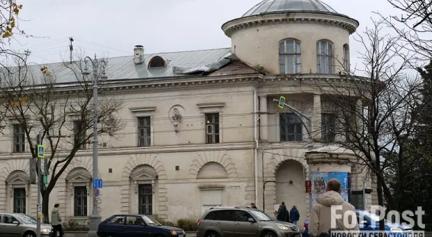 Часть крыши над библиотекой им. Толстого в Севастополе скрутило в трубу