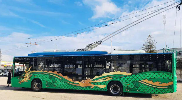 В Севастополе появился троллейбус с драконом