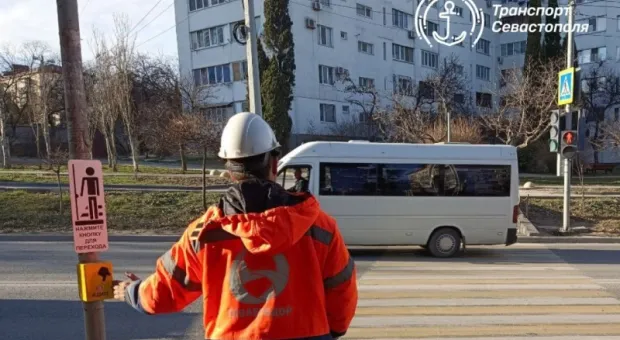 На оживлённой магистрали Севастополя заработал новый светофор