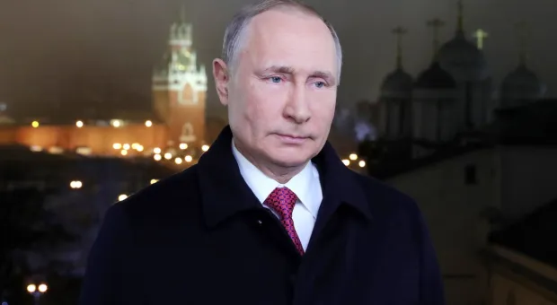 Путин выступил с новогодним обращением на фоне Кремля
