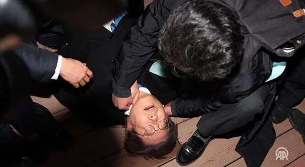 Опубликовано видео нападения на лидера корейской оппозиции, его ударили ножом в горло