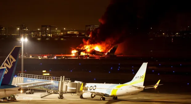 Пять человек погибли при столкновении самолетов в Токио