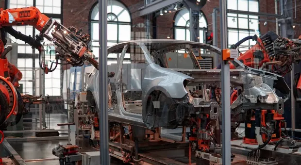 На заводе Tesla робот попытался убить человека
