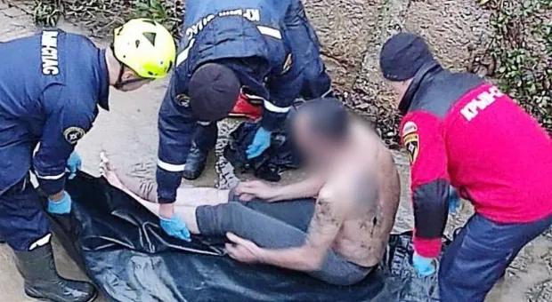 Житель Крыма переломал ноги после падения с подпорной стены в реку 
